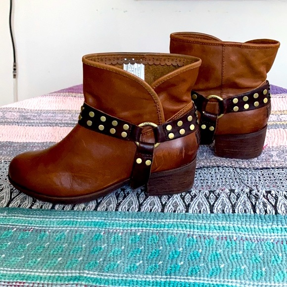 UGG Shoes - UGG moto boots women’s sz 7 cognac riding boots wool insole style excellent cond